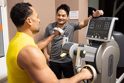 Dieser Arm-Ergometer ist ein Cardiogerät, welches für das Training des Oberkörpers ist. Durch die rotierenden Armbewegungen werden Schultern und Rücken beansprucht. Auch die Ausdauer wird dadurch verbessert. Armergometer