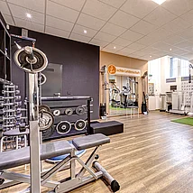 Im Fitnessraum finden zusätzlich Behandlungen wie Krankengymnastik am Gerät oder Krankengymnastik statt. Fitnessraum