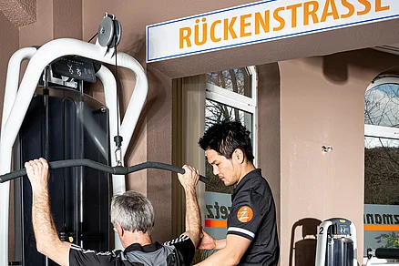 Mit dem Latzug werden gezielt verschiedene Muskelgruppen trainiert. Vom Latissimus Dorsi über den Trapezmuskel bis hin zu Bizeps und hinteren Schultern. Je nachdem, welcher Griff verwendet wird. Latzug
