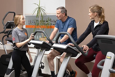 Hier findet typischerweise das Ergometer Training statt. Unter Kontrolle einer Fachkraft. Ergometer