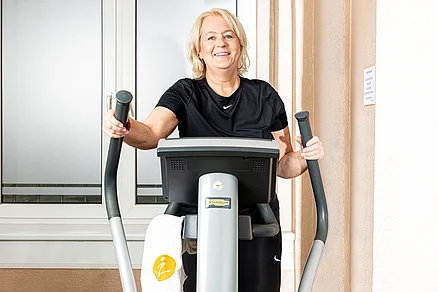 Der Crosstrainer dient zum Ausdauertraining. Auch die Tiefenmuskulatur des Bauches und der unteren Rückenpartie wird beansprucht. Crosstrainer
