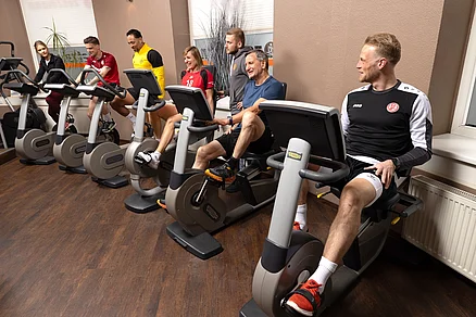 Cardiotraining auf den Fahrradergometern ist ein Ausdauergerät.. Hier kann mit Hilfe einer Herzfrequenzmessung die Ausdauerleistungsfähigkeit trainiert werden. Fahrradergometer
