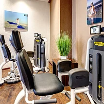 An unseren modernen Fitnessgeräten Adductor und Abductor können der Gluteus und auch die Adduktoren trainiert werden. Fitnessgeräte Technogym