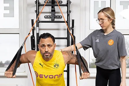 Hier werden mithilfe der Sling - Therapie die Stabilisatoren insbesondere in den Schultergelenken behandelt. Sling Therapie