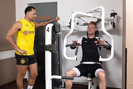 Mit der Brustpresse wird der Brustmuskel Pectoralis Major trainiert. Aber auch die Schultern und der Trizeps werden beansprucht. Brustpresse