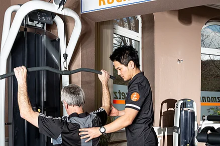 Mit dem Latzug werden gezielt verschiedene Muskelgruppen trainieren. Vom Latissimus Dorsi über den Trapezmuskel bis hin zu Bizeps und hinteren Schultern. Je nachdem, welcher Griff verwendet wird. Latzug