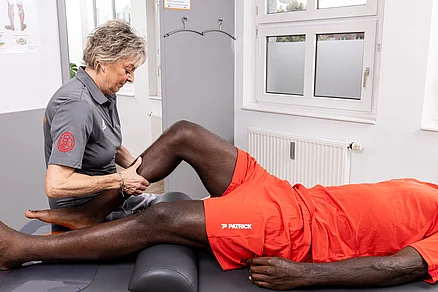 Hier wird von distal nach proximal eine kräftige Massage der rechten Wadenmuskulatur durchgeführt. Dies fördert die Durchblutung und gib der Muskulatur die nötige Lockerheit . Massage