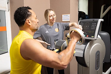 Dieser Arm-Ergometer ist ein Cardiogerät, welches für das Training des Oberkörpers ist. Durch die rotierenden Armbewegungen werden Schultern und Rücken beansprucht. Auch die Ausdauer wird dadurch verbessert. Armergometer