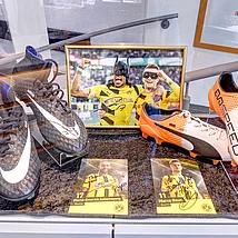 Die Original Schuhe von BVB Stars Marco Reuss und Pierre Aubameyang Vitrine
