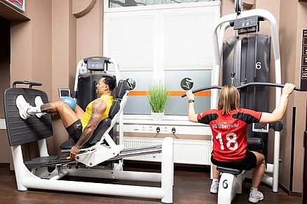 An der Beinpresse werden die Oberschenkel (Musculus quadriceps femoris) trainiert. Aber auch der Gesäßmuskel (Gluteus Maximus wird trainiert.)Mit dem Latzug werden gezielt verschiedene Muskelgruppen trainieren. Trapez und Latissimus Dorsi Beinpresse und Latzug