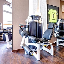 Mit Hilfe des Leg Extension und dem Leg Curl wird die vordere und hintere Oberschenkelmuskulatur trainiert. Fitnessgerät Beinstrecker und Beuger